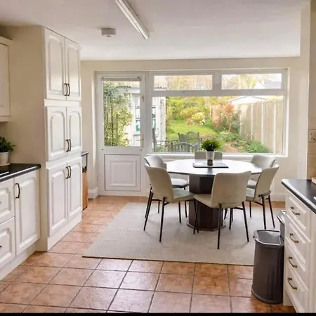 Three Bedroom In Town Centre * 基拉尼